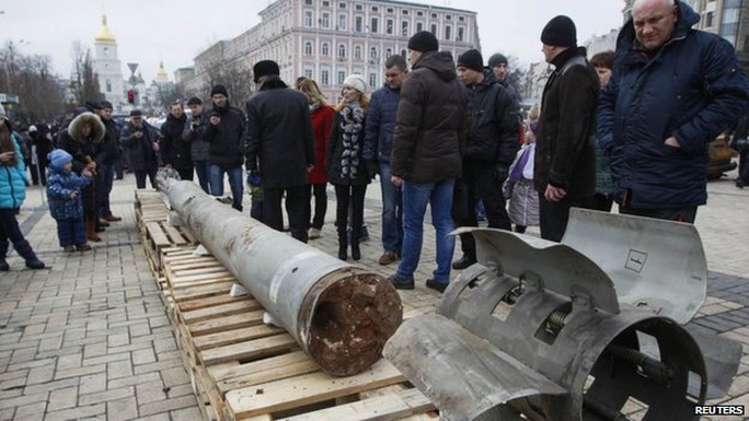 Vũ khí quân đội Kiev thu được từ phe ly khai, nghi do Moscow hỗ trợ. Ảnh: Reuters