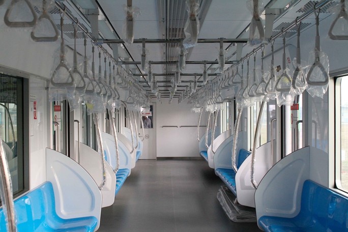 Tương tự như xe buýt, phía trên giữa 2 dãy ghế là tay vịn và móc nắm được lắp đặt trong toa xe để đảm bảo an toàn cho hành khách đứng.