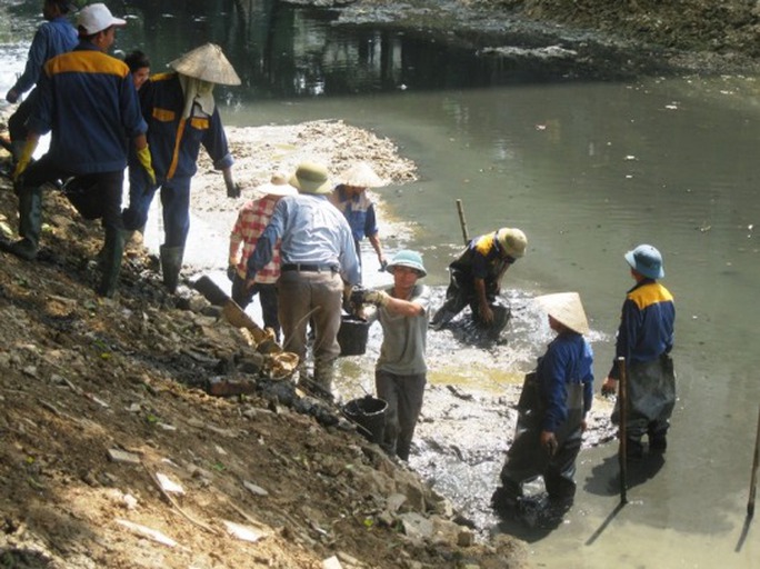 Công nhân môi trường làm việc trong cái nắng như thiêu như đốt Công nhân môi trường làm việc trong cái nắng như thiêu như đốt