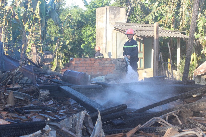 Do khoảng cách quá xa, khi lực lượng chữa cháy đến nơi và dập được lửa thì cả 2 ngôi nhà đã thị thiêu rụi