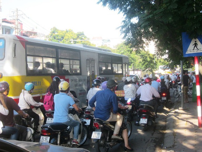 Vì vậy, một số tuyến đường Cầu Giấy, Xuân Thủy, Nguyễn Phong Sắc tại quận Cầu Giấy… bị ùn tắc nghiêm trọng Vì vậy, một số tuyến đường Cầu Giấy, Xuân Thủy, Nguyễn Phong Sắc tại quận Cầu Giấy… bị ùn tắc nghiêm trọng
