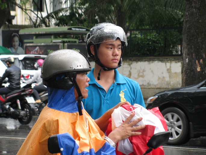Thí sinh và phụ huynh bị mưa ướt
