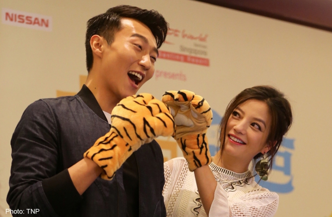 Triệu Vy và bạn diễn trong buổi quảng bá phim Mẹ hổ bố mèo