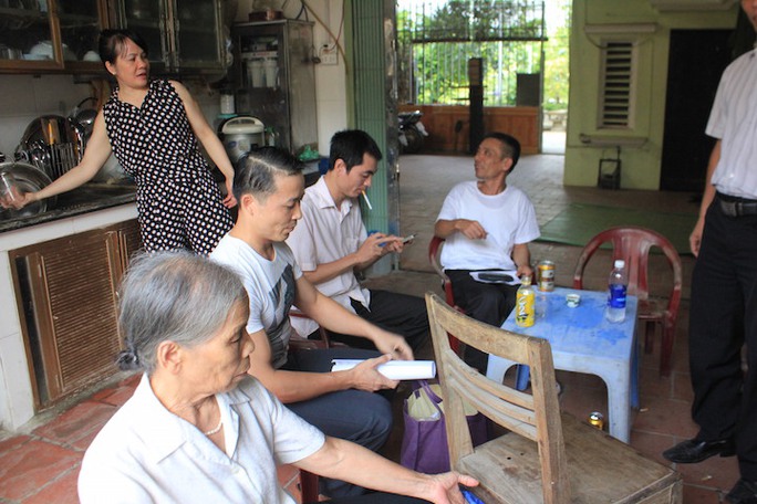 Anh Đỗ Xuân Thắng uống cốc nước trà đá đầu tiên sau khi được trả tự do bên ngoài cổng trại giam
