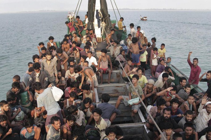 Người di cư trên con tàu được ngư dân Indonesia kéo vào bờ ở tỉnh Aceh hôm 20-5. Ảnh: AP