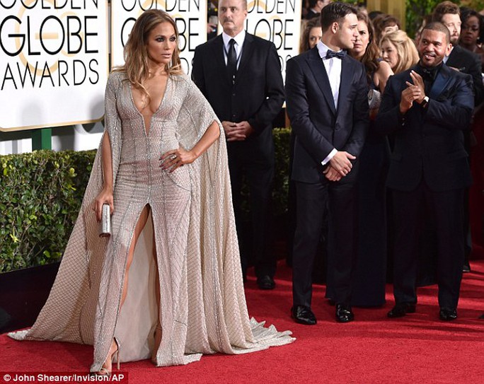 Diện đầm hở, Jennifer Lopez thu hút mọi ánh nhìn