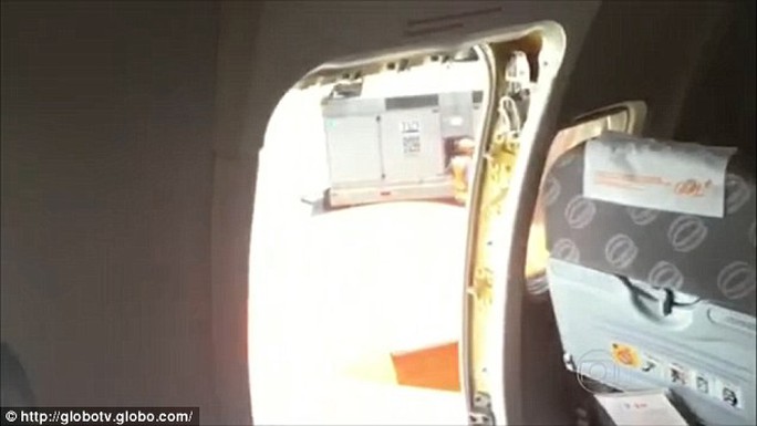Một số hành khách mở cửa thoát hiểm máy bay cho thoáng. Ảnh: Daily Mail