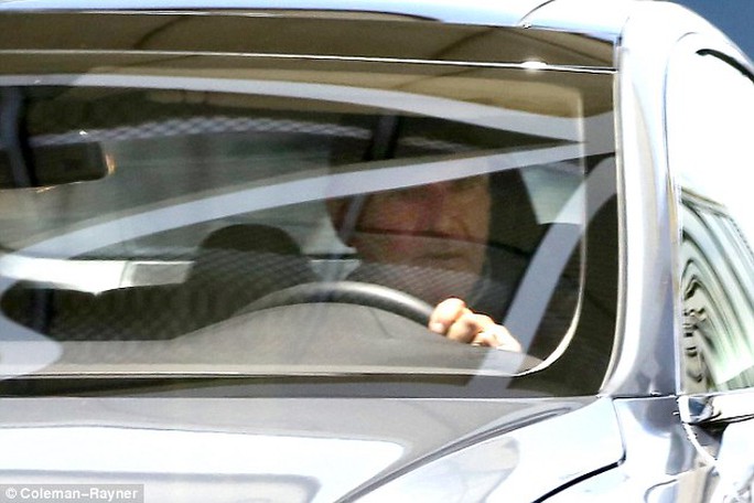 Harrison Ford lái xe chở bạn