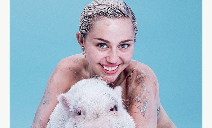 Miley Cyrus khỏa thân ôm lợn cưng