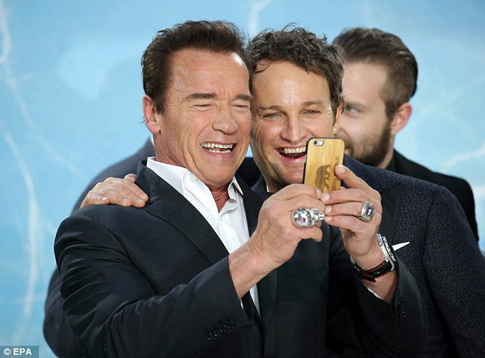 “Bông hồng” Anh sánh bước Arnold Schwarzenegger trên thảm đỏ