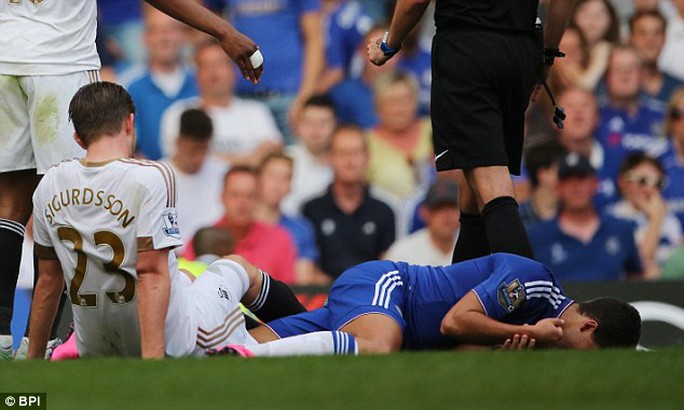 Hazard nằm đau đớn trên sân, rất cần được chăm sóc y tế