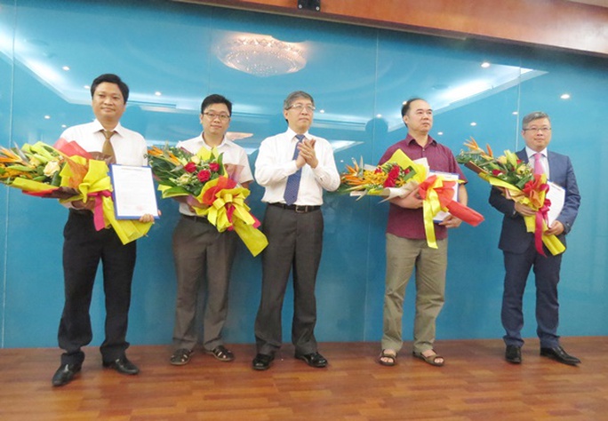 Ông Nguyễn Thanh Lâm (đầu tiên từ phải sang)