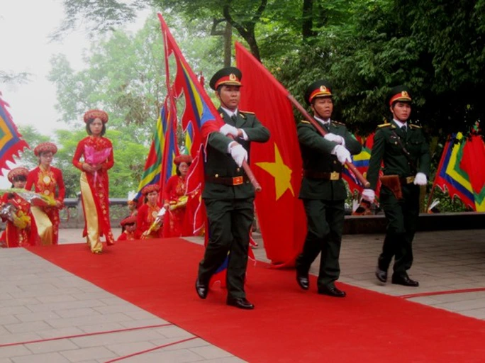 Đi đầu là đoàn tiêu binh dẫn đầu đoàn mang vòng hoa có chữ “Đời đời nhớ ơn các Vua Hùng đã có công dựng nước” và hai chiến sỹ bồng súng uy nghiêm tháp tùng Đi đầu là đoàn tiêu binh dẫn đầu đoàn mang vòng hoa có chữ “Đời đời nhớ ơn các Vua Hùng đã có công dựng nước” và hai chiến sỹ bồng súng uy nghiêm tháp tùng