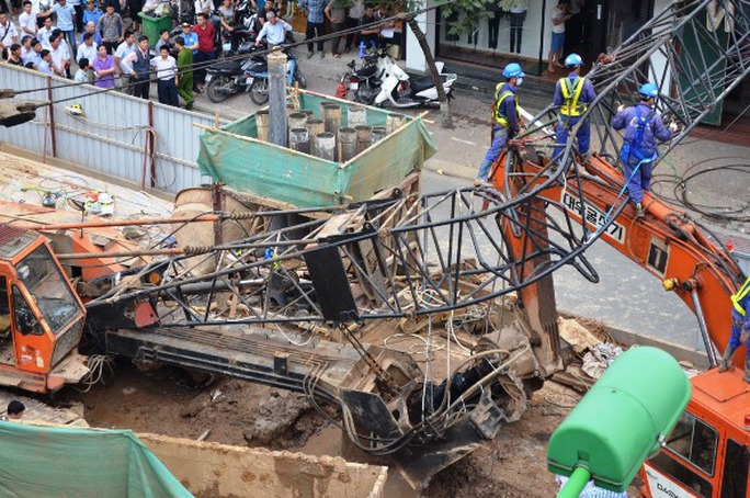 Chiếc máy xúc bị cần cẩu đè phải
