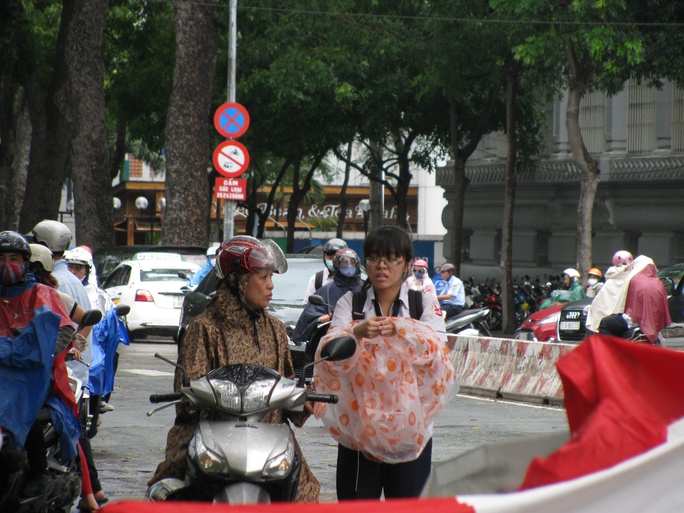 Thí sinh mệt mỏi vì đi mưa