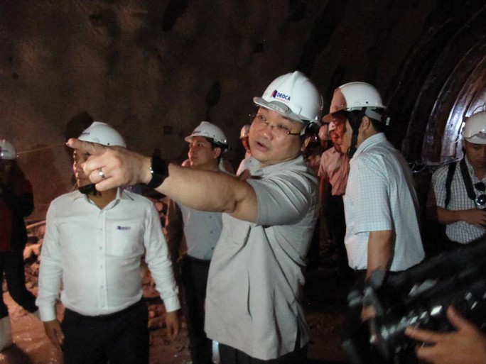 Vào tận nơi khoan hầm (cách cửa hầm khoảng 800m) Phó Thủ tuwowngschir đạo cần đảm bảo an toàn lao động