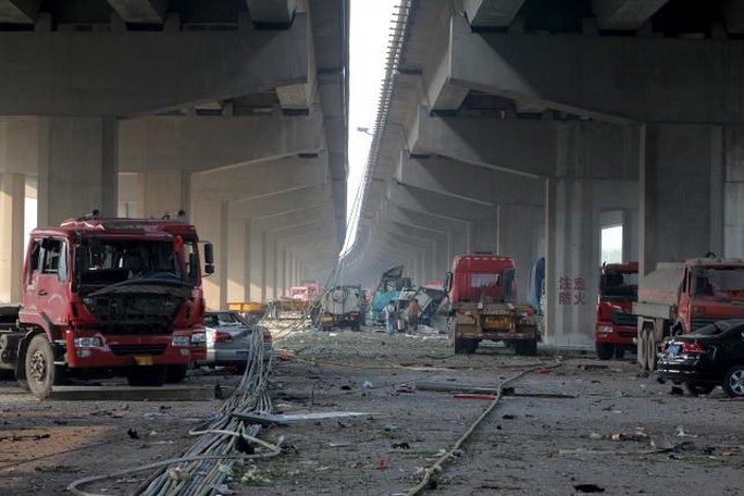 Cảnh tan hoang bên trong một nhà kho. Ảnh: Reuters