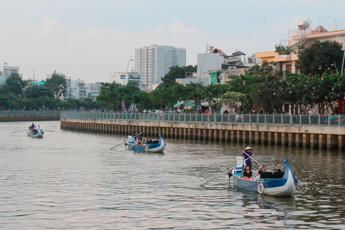 Đổ xô đi xem tuyến du lịch trên kênh Nhiêu Lộc-Thị Nghè
