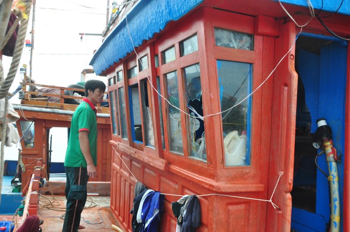 Cửa kính cabin tàu cá QNg 90127 TS bị đập bể Ảnh: TỬ TRỰC