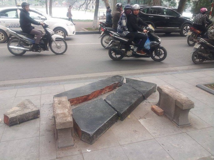 Người dân đi đường cảm thấy nuối tiếc khi chiếc ghế không còn nữa - Ảnh: Nguyễn Hưởng