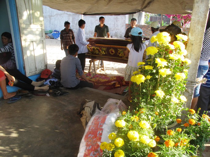 Quan tài để đưa Nguyễn Đông Hải về nơi an nghỉ được đặt cạnh những chậu hoa chưa kịp chưng tết