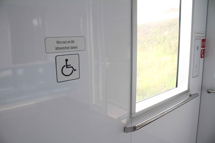 Trên toa tàu có chỗ ngồi riêng cho người khuyết tật