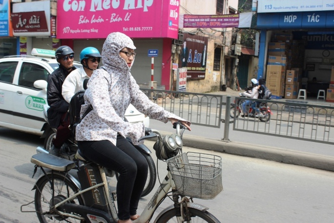 Thay cho áo mưa, áo gió nhiều ngày qua là áo chống nắng Thay cho áo mưa, áo gió nhiều ngày qua là áo chống nắng