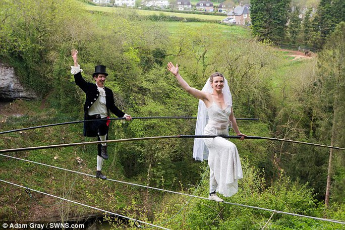 Lạ lùng đám cưới… trên dây