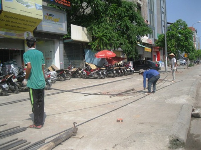Công nhân xây dựng đổ mồ hôi gần giữa trưa, nhiệt độ lúc này lên đến gần 40 độ C Công nhân xây dựng đổ mồ hôi gần giữa trưa, nhiệt độ lúc này lên đến gần 40 độ C