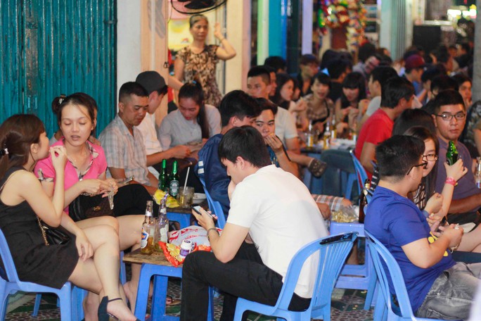 Người Việt vốn có thói quen tụ tập uống rượu bia vào ban đêm Ảnh: HOÀNG TRIỀU