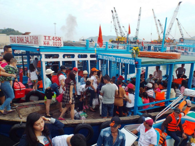 Hàng ngàn du khách lên tàu ra thăm các đảo trên vịnh Nha Trang, ngày 28-4 Ảnh: KỲ NAM