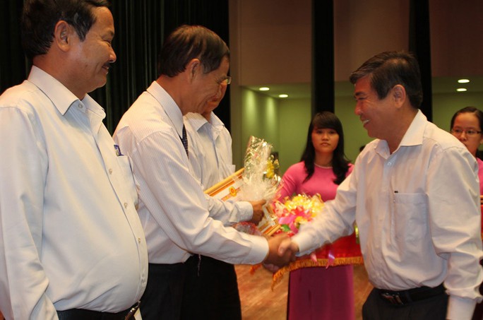Phó Bí thư Thành ủy TP HCM Nguyễn Thành Phong khen thưởng các tập thể,  tổ chức thực hiện hiệu quả Chỉ thị 03 của Bộ Chính trị