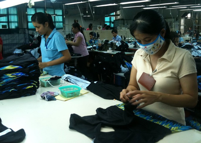 Thu nhập của công nhân may còn thấp, chưa bảo đảm mức sống tối thiểu                     Ảnh: KHÁNH AN