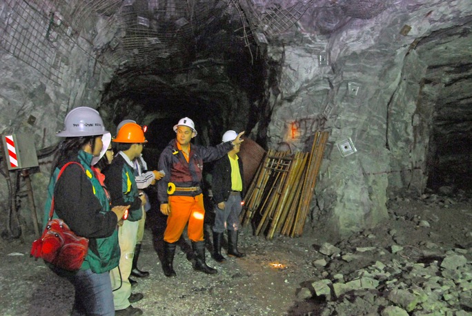 Bên trong hầm khai thác vàng của Công ty Bồng Miêu     Ảnh: QUANGNAM.GOV.VN