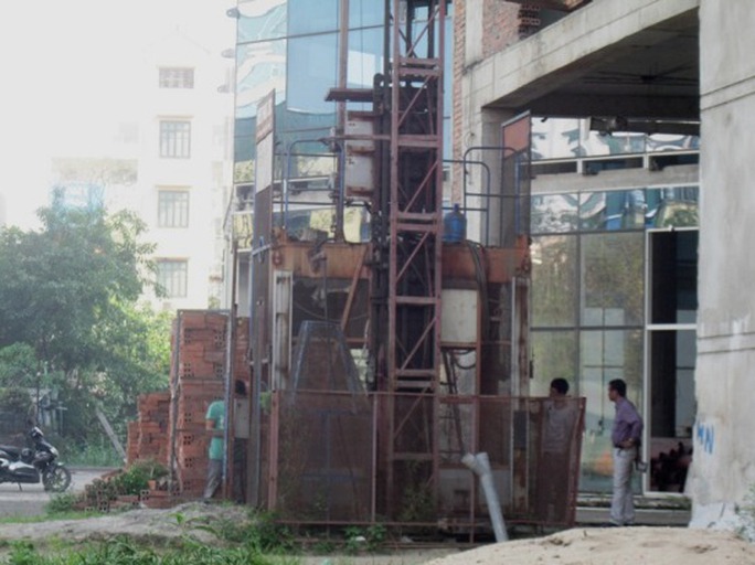 Nhiều thiết bị xây dựng bị rỉ sét vì lâu ngày không được sử dụng Nhiều thiết bị xây dựng bị rỉ sét vì lâu ngày không được sử dụng