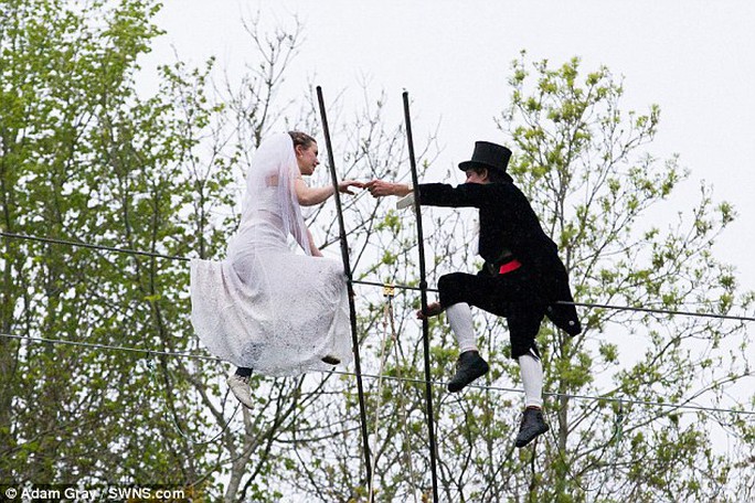 Chris Bull và Phoebe Baker là cặp đôi đầu tiên tại Anh tổ chức đám cưới trên dây. Ảnh: SWNS