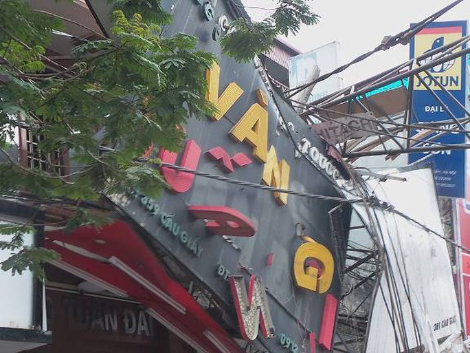 Biển hiệu của hiệu vàng Tuấn Đãi ở số 359 Cầu Giấy bị đè hỏng