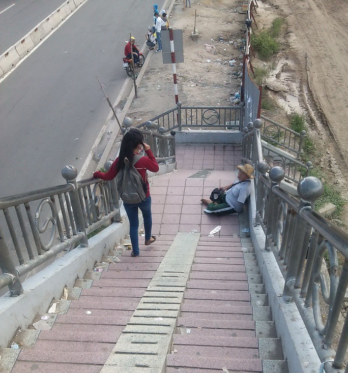 Tại quận Thủ Đức, đoạn cầu bộ hành trước khu du lịch Suối Tiên, người ăn xin ngồi khắp nơi từ trên cầu cho đến các bậc thang đi bộ dưới chân cầu.