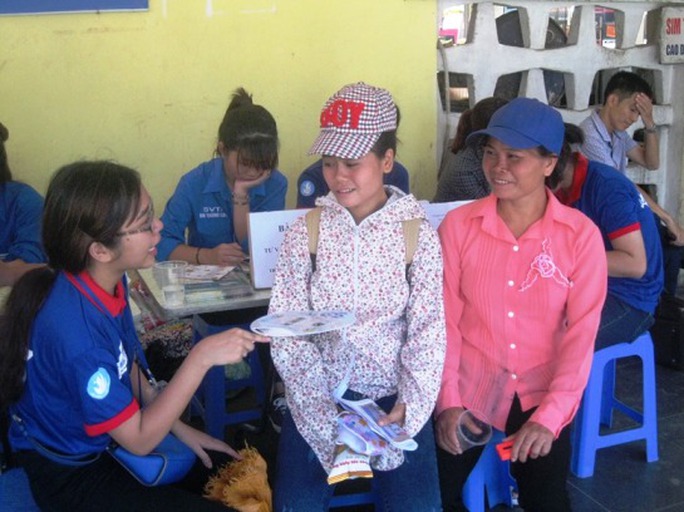 Em Trần Thị Huyền và mẹ (Nam Định) được các bạn tình nguyện viên phát bánh mỳ và nước miễn phí Em Trần Thị Huyền và mẹ (Nam Định) được các bạn tình nguyện viên phát bánh mỳ và nước miễn phí