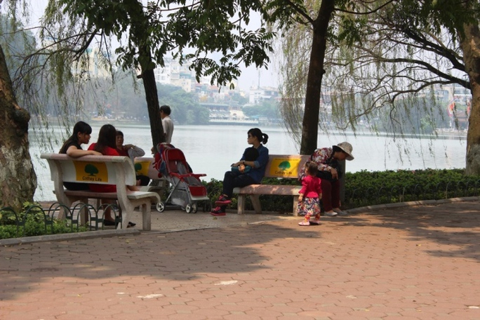 Người Hà Nội hong nắng sau chuỗi ngày mưa phùn ẩm ướt