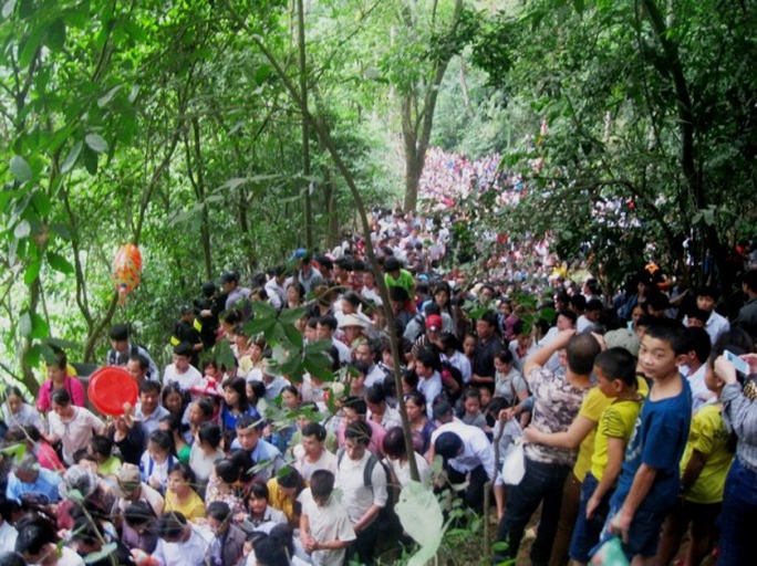 Vào lúc 8 giờ 30 sáng cùng ngày, các ngả đường dẫn lên Đền Thượng và các điểm di tích đã chật cứng người Vào lúc 8 giờ 30 sáng cùng ngày, các ngả đường dẫn lên Đền Thượng và các điểm di tích đã chật cứng người