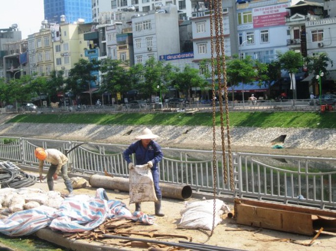 Công nhân làm việc tại công trường tuyến đường sắt Cát Linh Công nhân làm việc tại công trường tuyến đường sắt Cát Linh