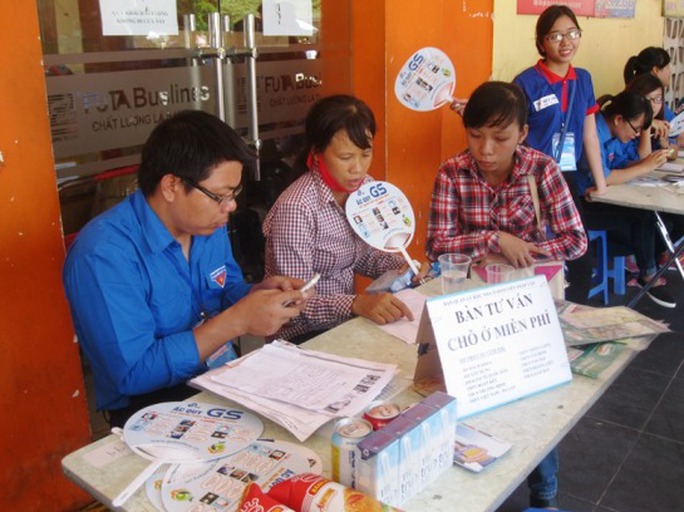 Các phụ huynh học sinh được các bạn tình nguyện viên tìm nơi ở trọ miễn phí Các phụ huynh học sinh được các bạn tình nguyện viên tìm nơi ở trọ miễn phí