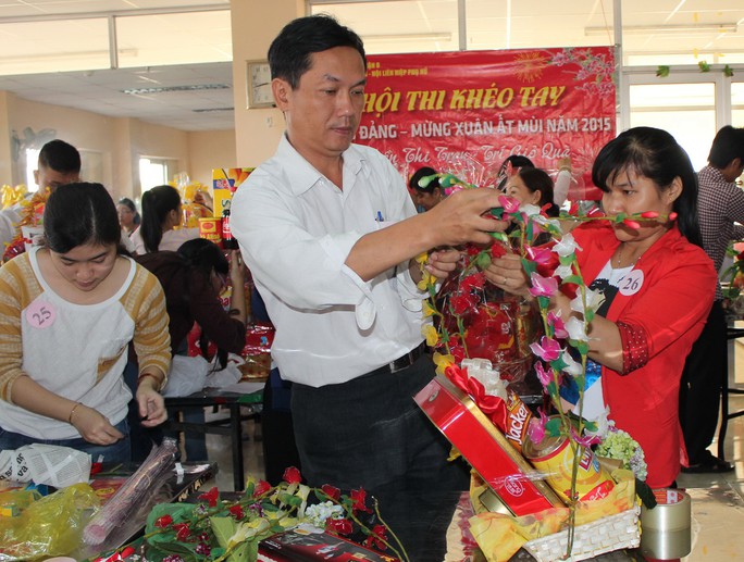 Thí sinh tham gia thi gói quà Tết do LĐLĐ quận 8, TP HCM tổ chức Ảnh: THANH NGA