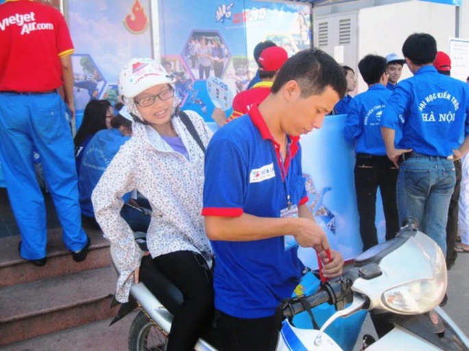 Đối với những sĩ tử trọ tại các địa điểm thi cách bến xe không quá 3 km, các bạn tình nguyện viên sẽ hỗ trợ trong việc chuyên chở bằng xe máy miễn phí Đối với những sĩ tử trọ tại các địa điểm thi cách bến xe không quá 3 km, các bạn tình nguyện viên sẽ hỗ trợ trong việc chuyên chở bằng xe máy miễn phí