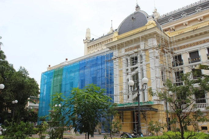 Xuất hiện nhưng giàn giáo chuẩn bị bảo trì lại lớp sơn cũ Xuất hiện nhưng giàn giáo chuẩn bị bảo trì lại lớp sơn cũ