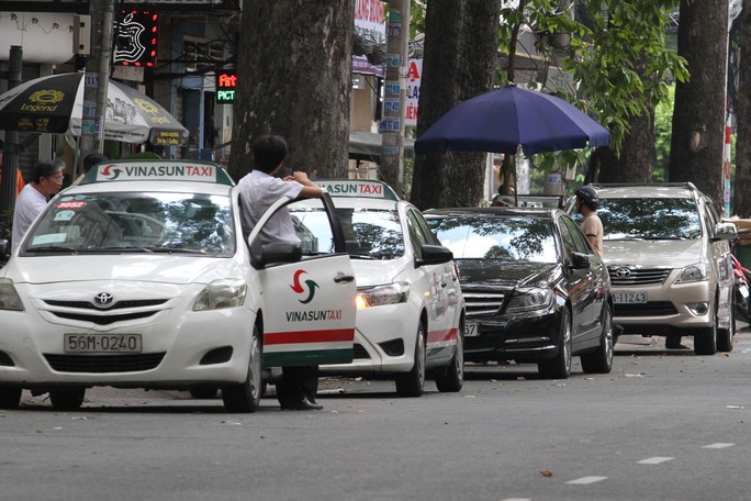 Đường Bùi Thị Xuân, quận 1, TP HCM thường xuyên ùn tắc vì ô tô đậu quá dày Ảnh: HOÀNG TRIỀU