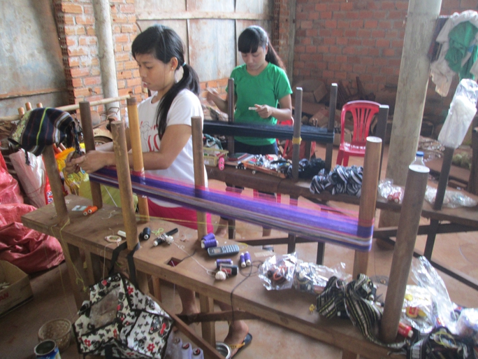 Xưởng dệt của chị Mlop ở huyện Đăk Đoa, tỉnh Gia Lai