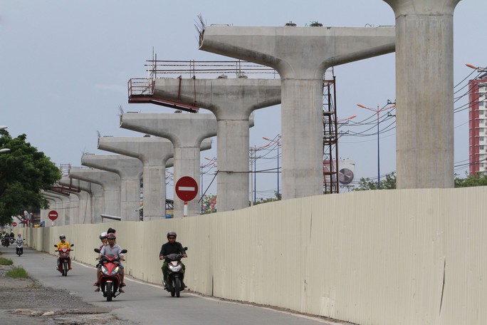 Tuyến metro Bến Thành - Suối Tiên (đoạn qua quận Thủ Đức, TP HCM) đang được xây dựng Ảnh: HOÀNG TRIỀU