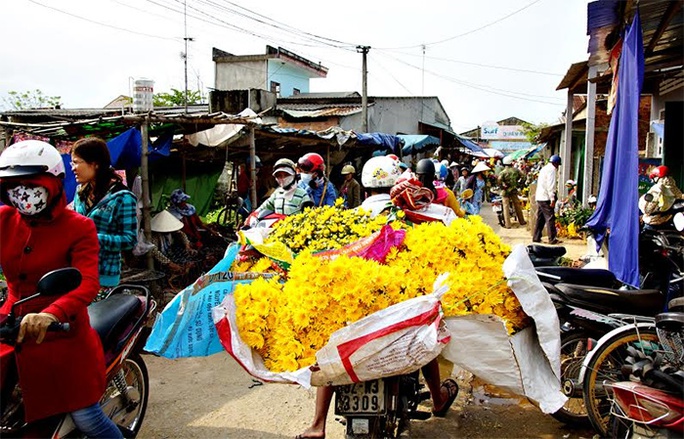 Những xe chất đầy hoa được chở đến chợ.